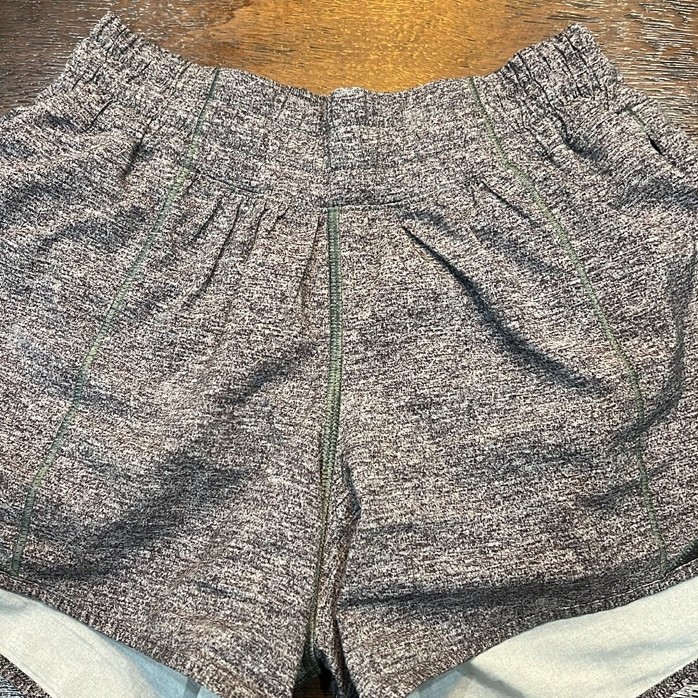 🪩Grey Lululemon Hotty Hots! Size 4! 4inch inseam! Like new!🪩 - Picture 4 of 12